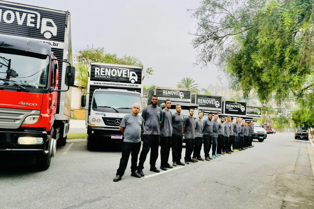 Equipe e frota da Renove Mudanças